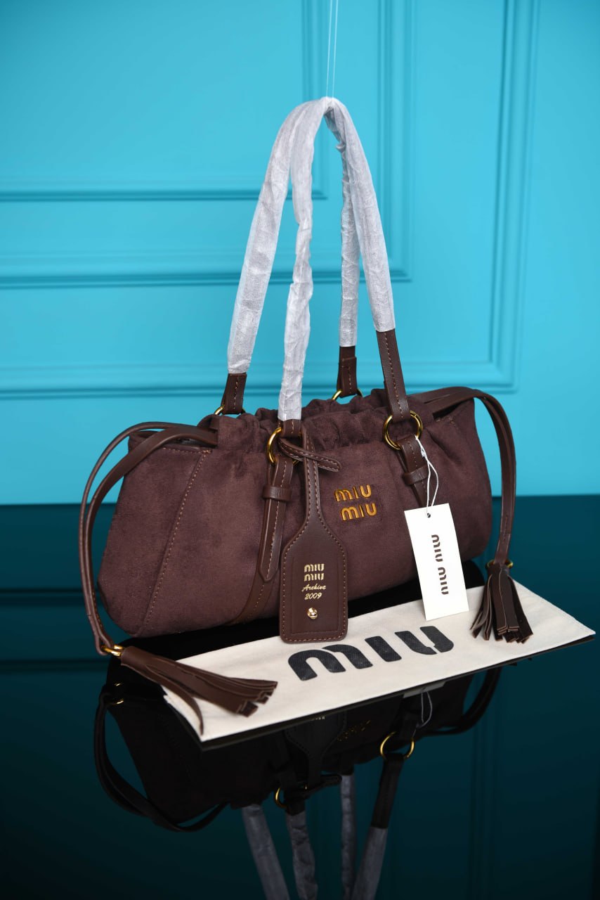 2249 - MIUMIU - Joie Nappa Leather Shoulder Bag in Suede: 35 × 16 × 10.5 cm