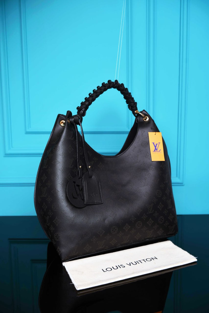 1832 - LOUIS VUITTON - Carmel 35 × 40 × 17 cm