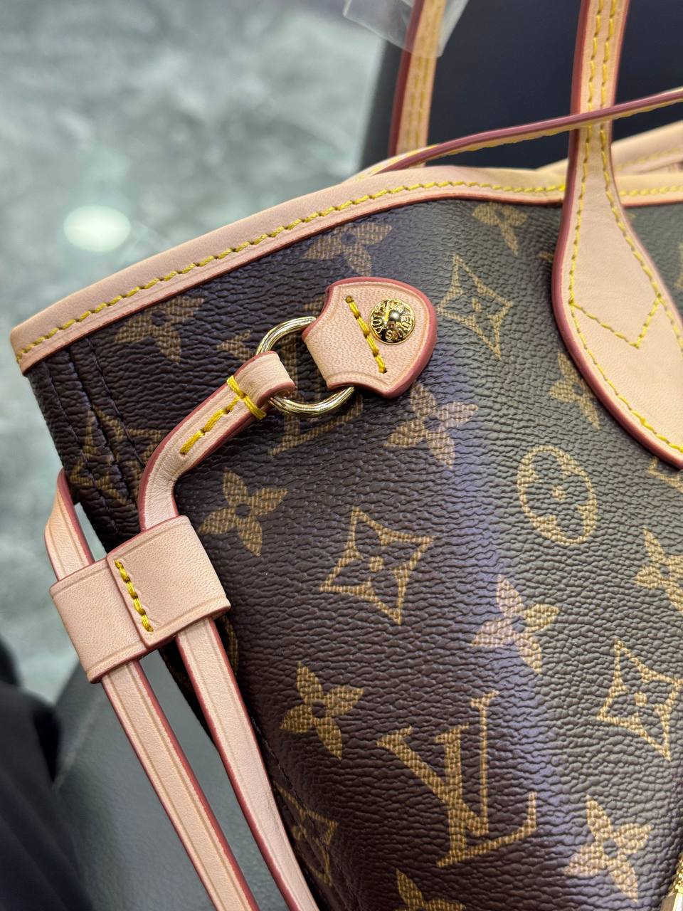 Louis Vuitton Neverfull leader