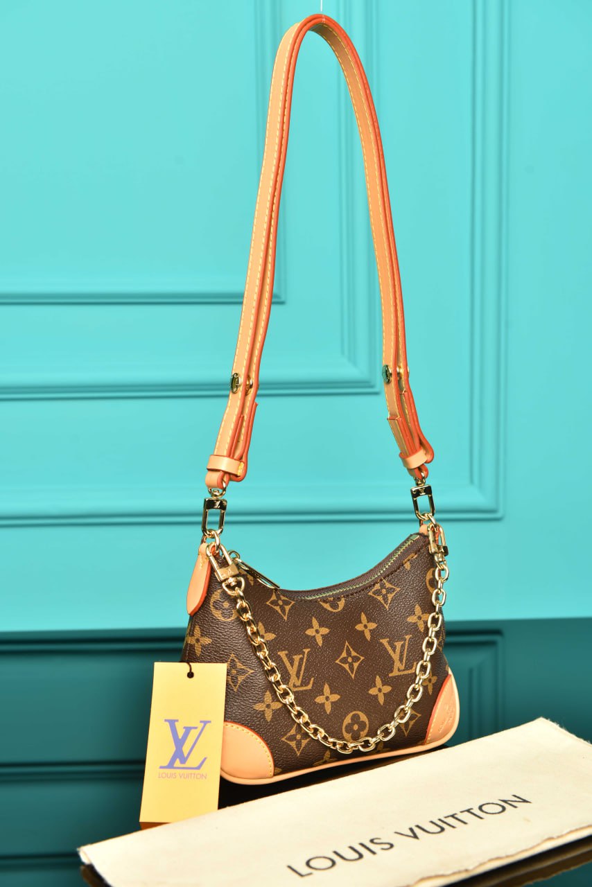 LOUIS VUITTON - Nano Boulogne    19 x 12.5 x 7 cm